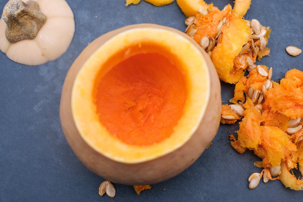 Ausgehöhlter Kürbis für Suppe