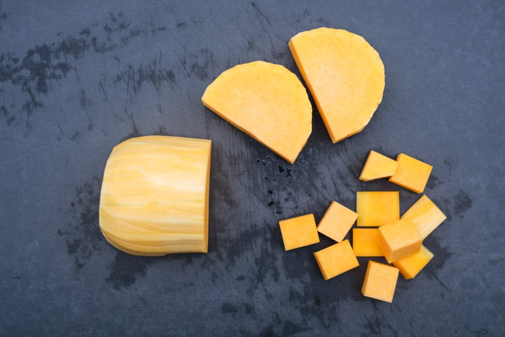 Kürbisstücke schneiden