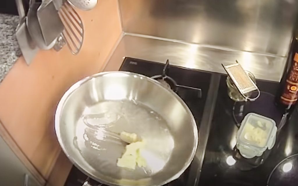 Pfanne mit Butter erhitzen