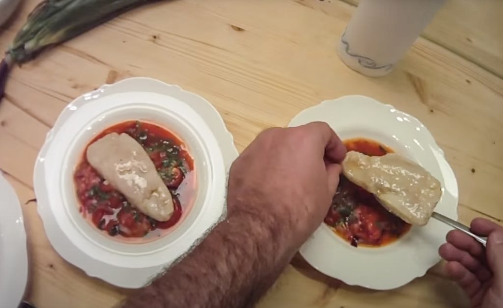 Fischfilet in Tomatensoße anrichten