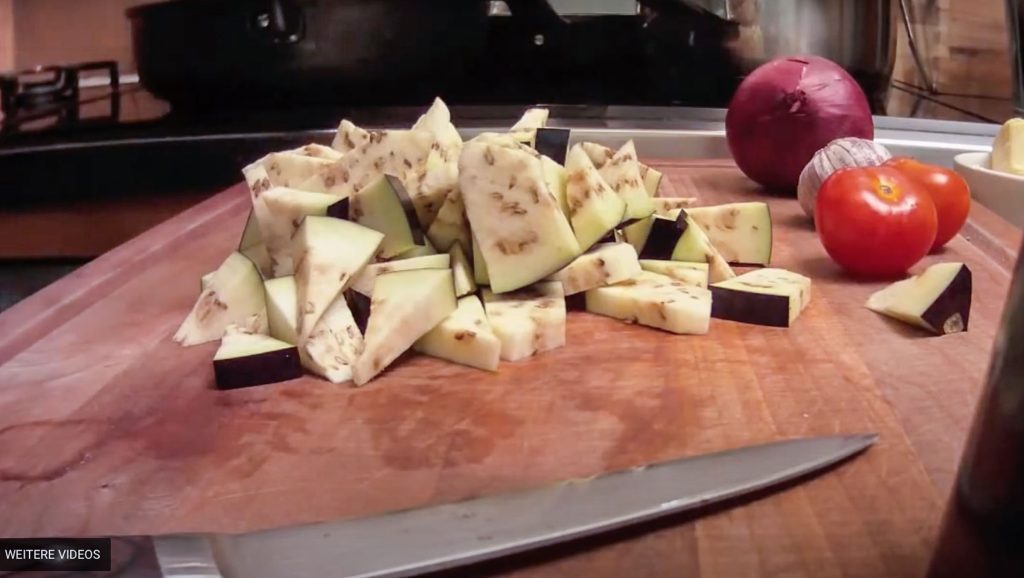 Aubergine in Stücke