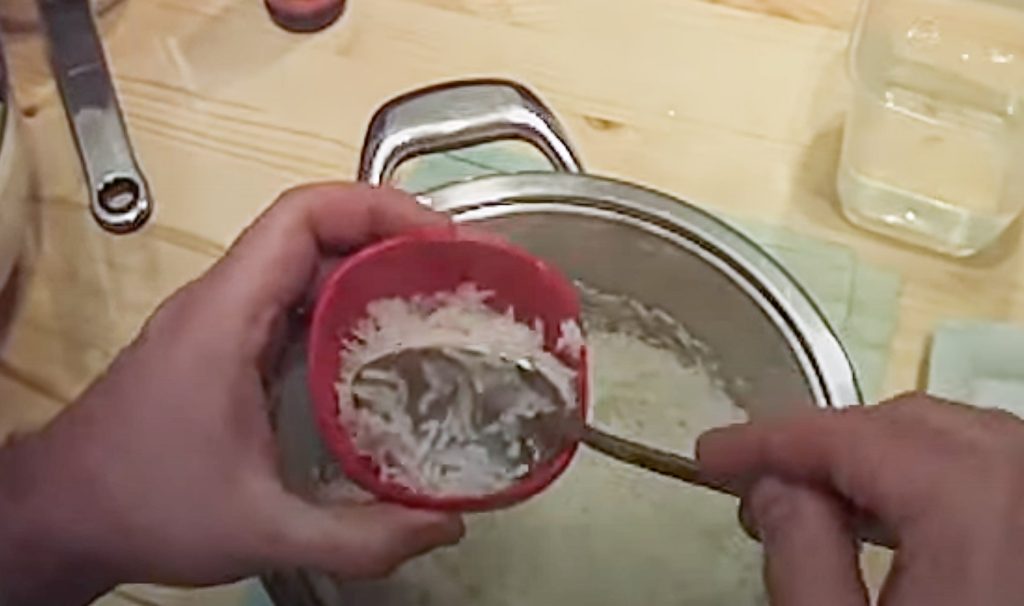 Reis in die Tasse füllen