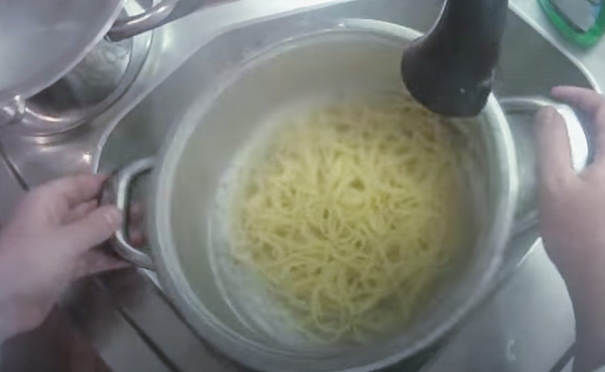 Spaghetti abschütten