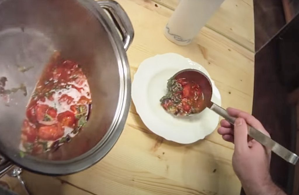 Tomatensoße anrichten