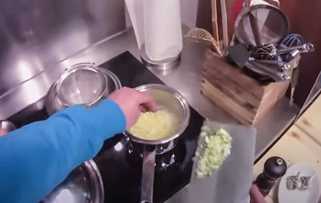 Zwiebeln kochen