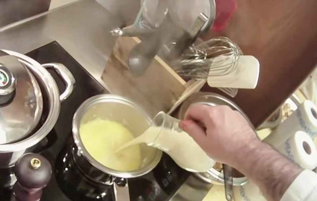 Zwiebelwürfel mit Milch aufkochen