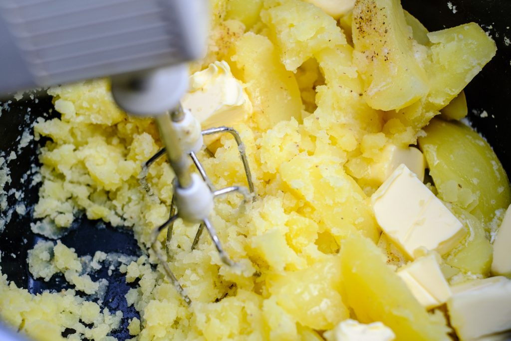 Kartoffeln gekocht mit Butter im Topf