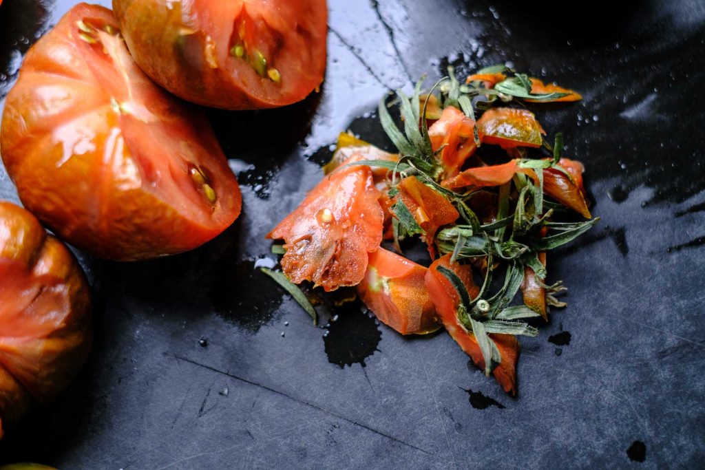 Stiel Ansätze der Tomaten ausschneiden