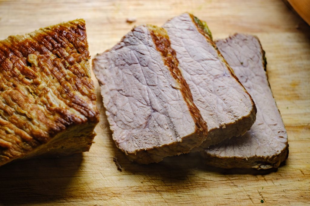 Kalbsbraten aufschneiden