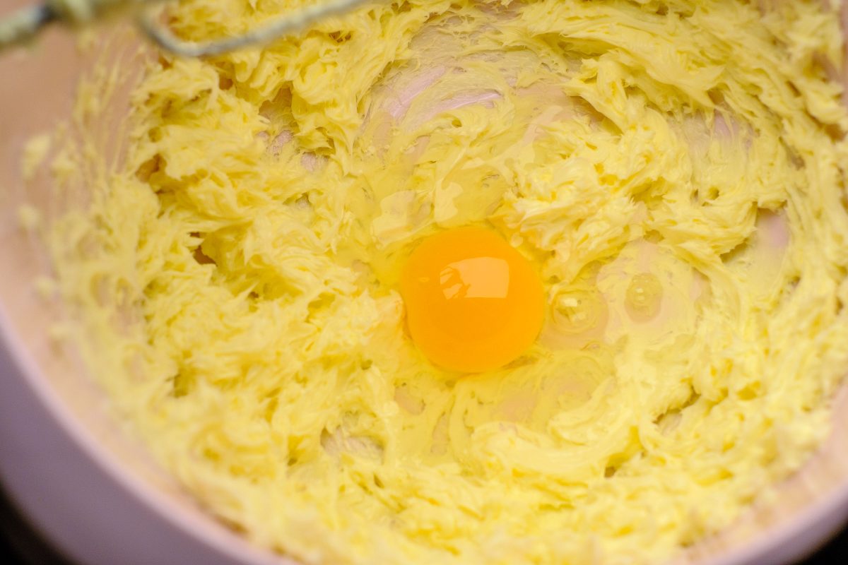 Butter schaumig gerührt mit Ei