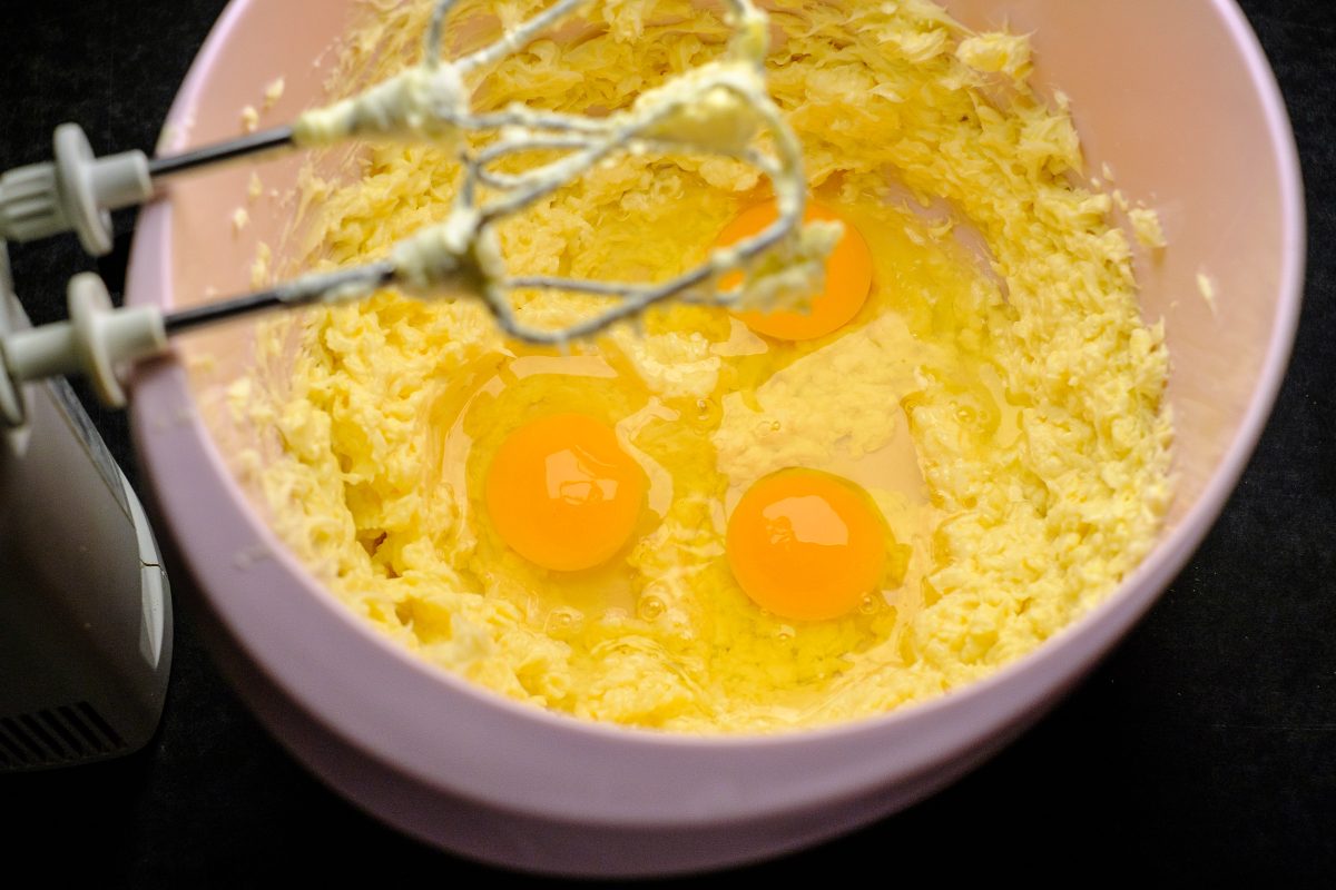 Eier zur Butter geben