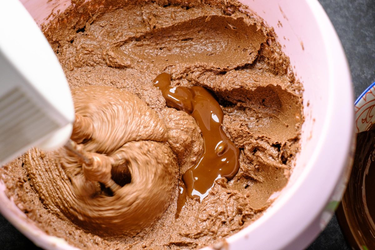 Geschmolzene Schokolade in den Brownie Teig einrühren