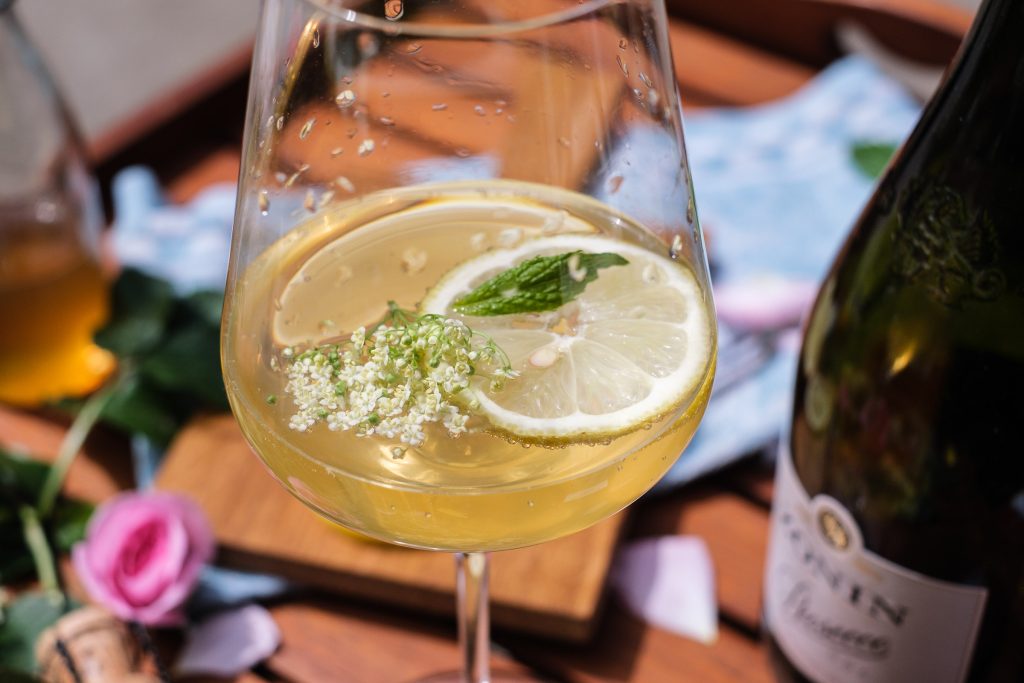 Holunderblütensirup in Prosecco