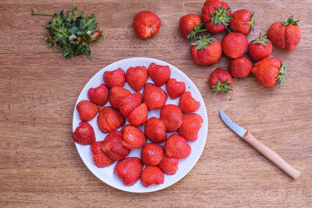 Vorbereitete halbierte Erdbeeren