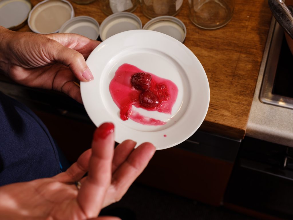 Gelierprobe: Die erkaltete Kirschenmarmelade auf dem Teller.