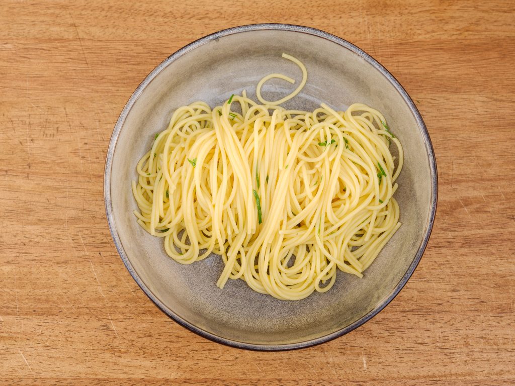 Spaghetti anrichten