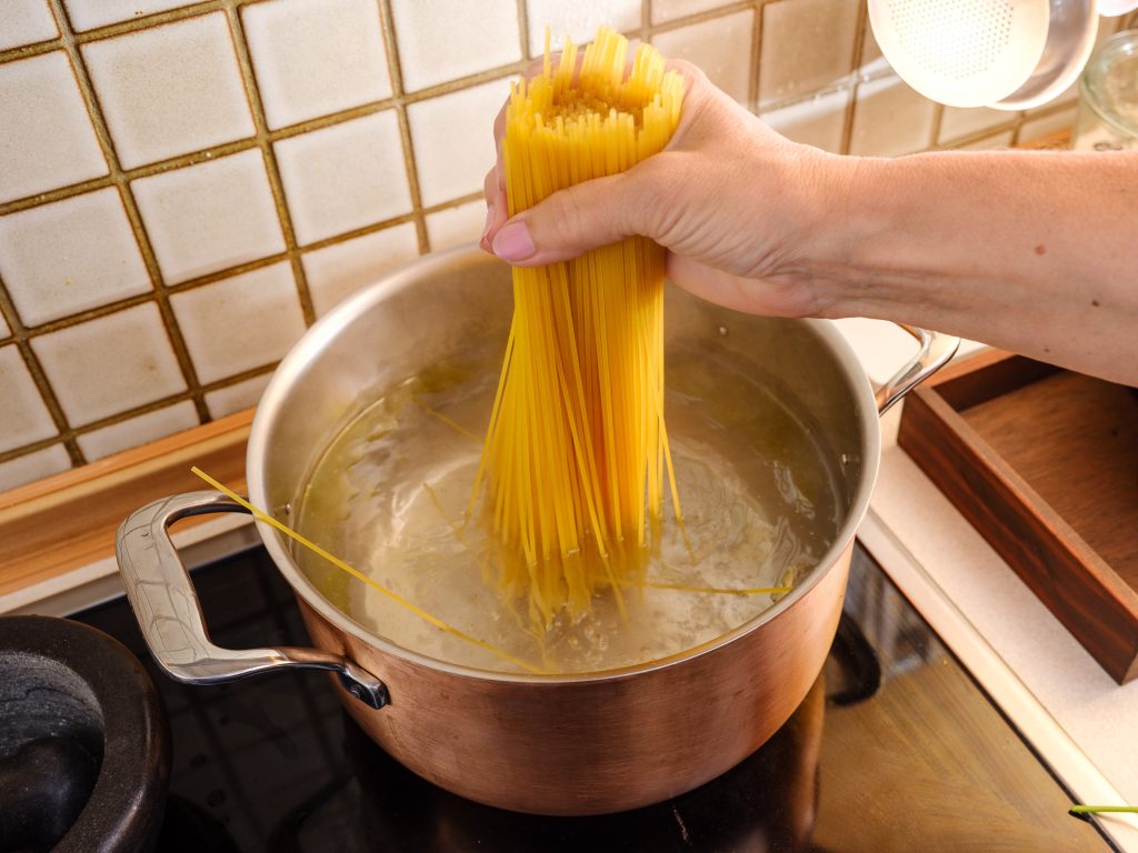 Spaghetti mittig in den Topf stellen