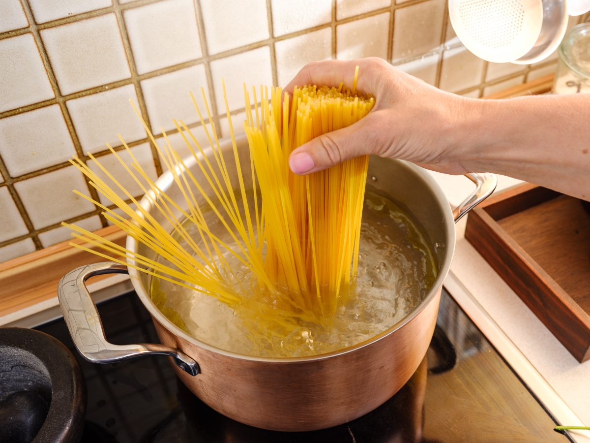 Spaghetti ins Wasser geben