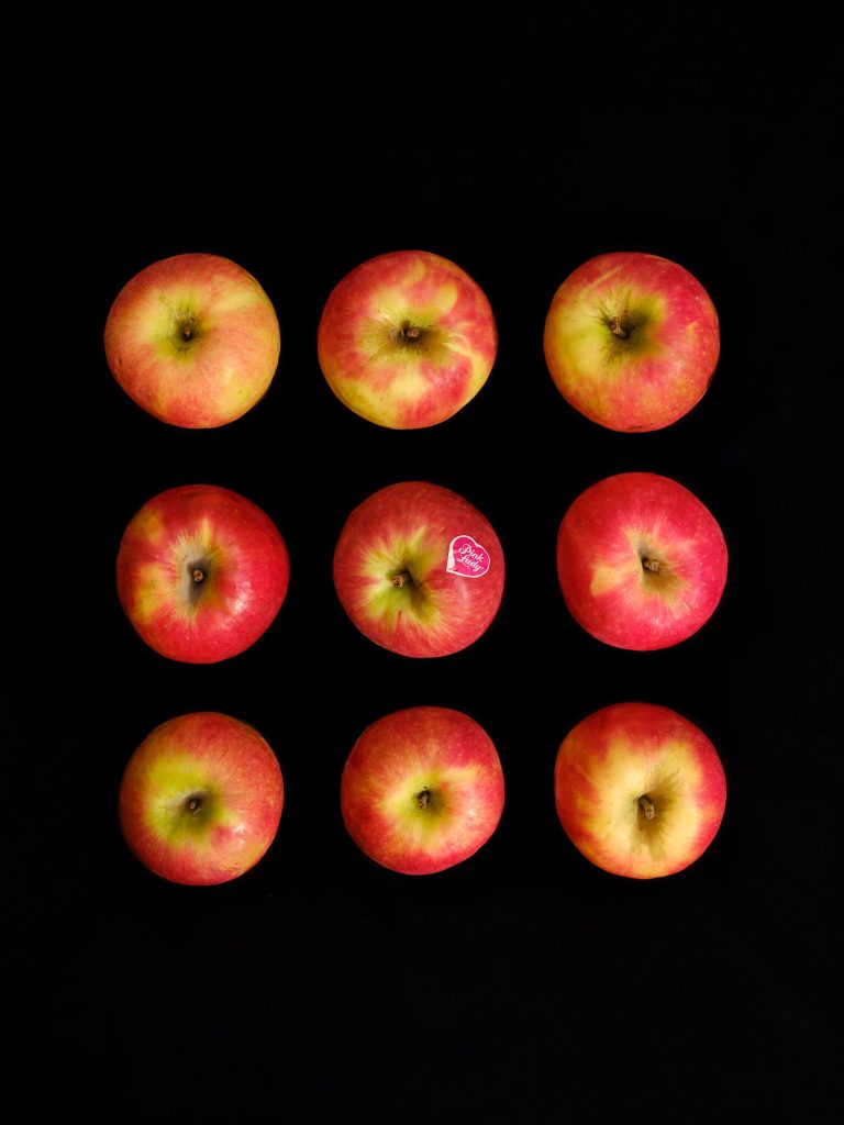 Äpfel - modernes Stillleben limitiertes Foto Kunst von Thomas Sixt