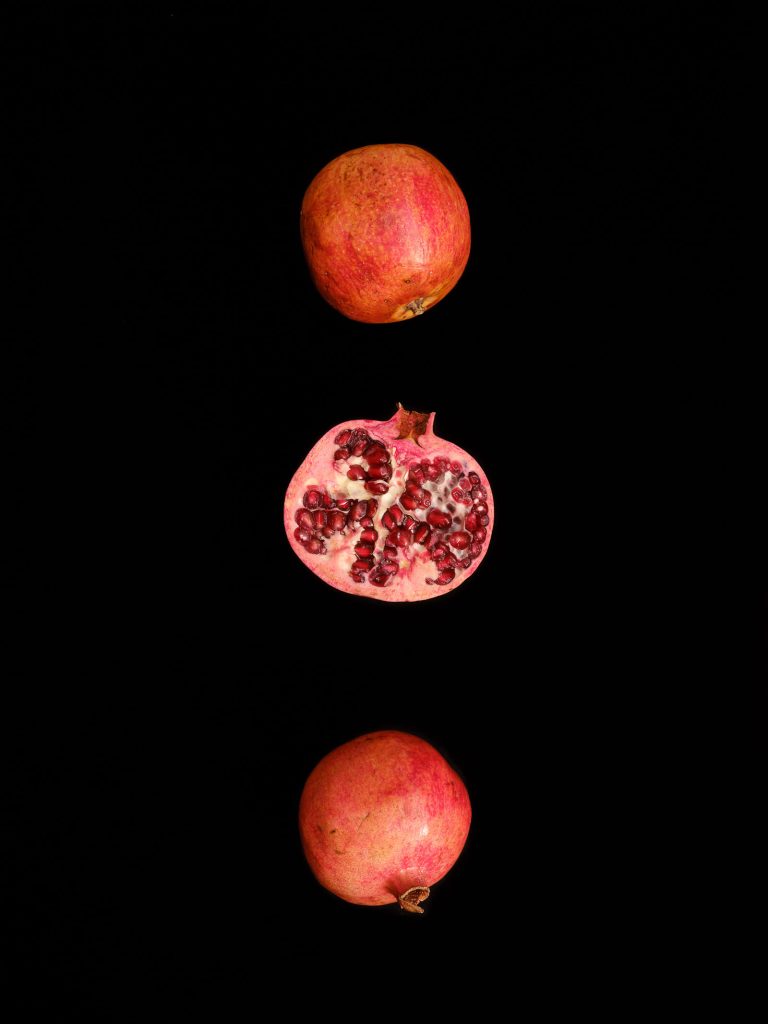 granatäpfel - modernes Stillleben limitiertes Foto Kunst von Thomas Sixt