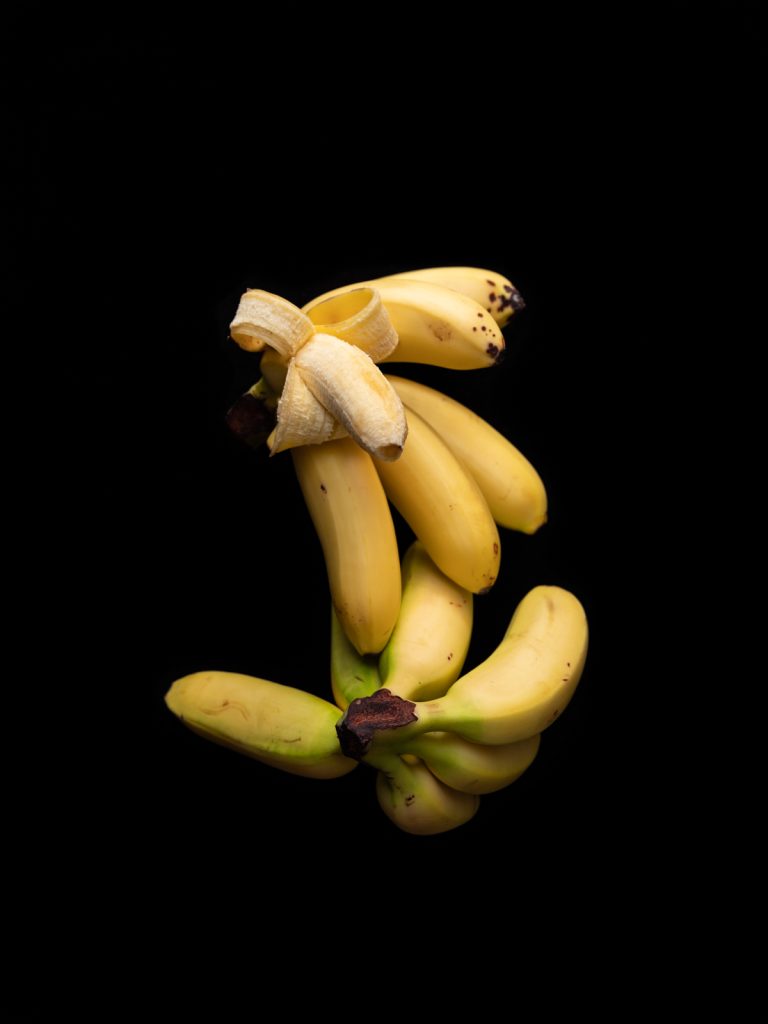 Kleine Banane modernes Stillleben limitiertes Foto Kunst von Thomas Sixt