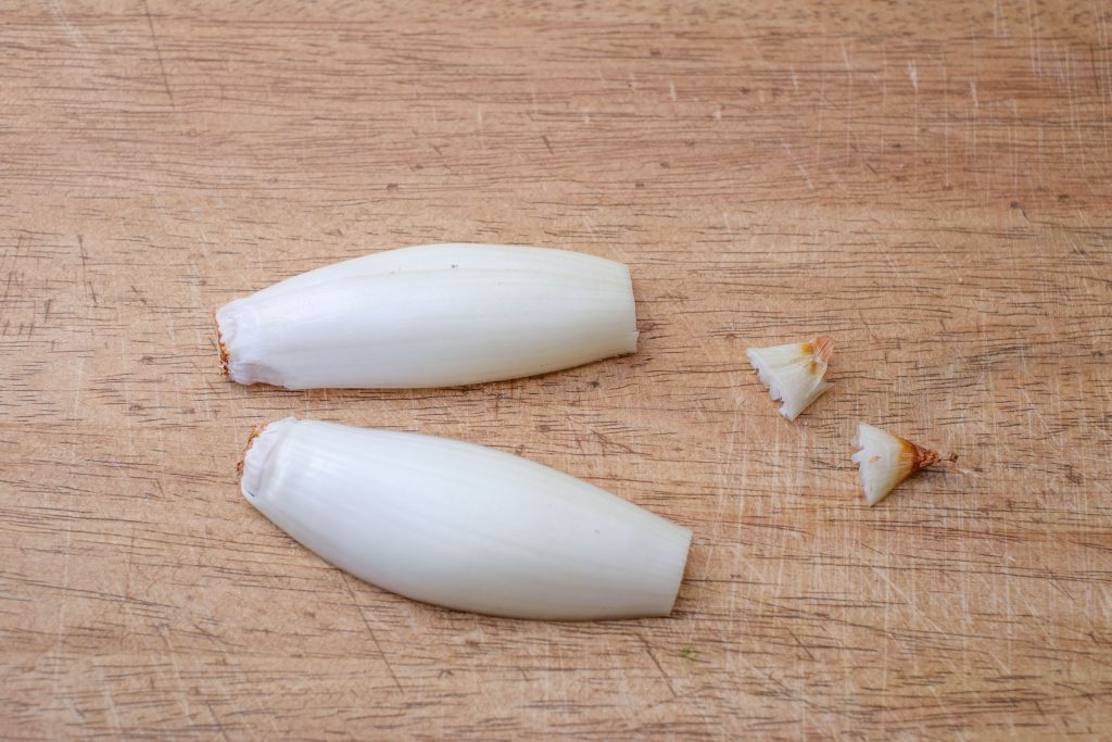 Schalotte Spitzen abschneiden