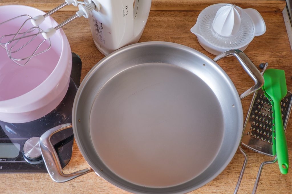 Arbeitsgeräte für Apfelkuchen backen