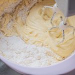 Kuchen Teig mit Mehl verrühren