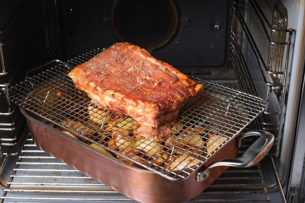Schweinebraten Bauchfleisch im Ofen auf Gitter