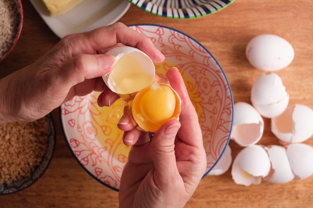 Eier trennen für Nuss Masse von Nussecken