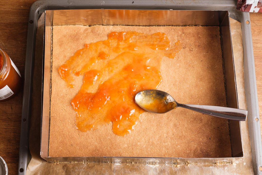 Nussecken Mürbeteig mit Aprikosen Marmelade bestreichen
