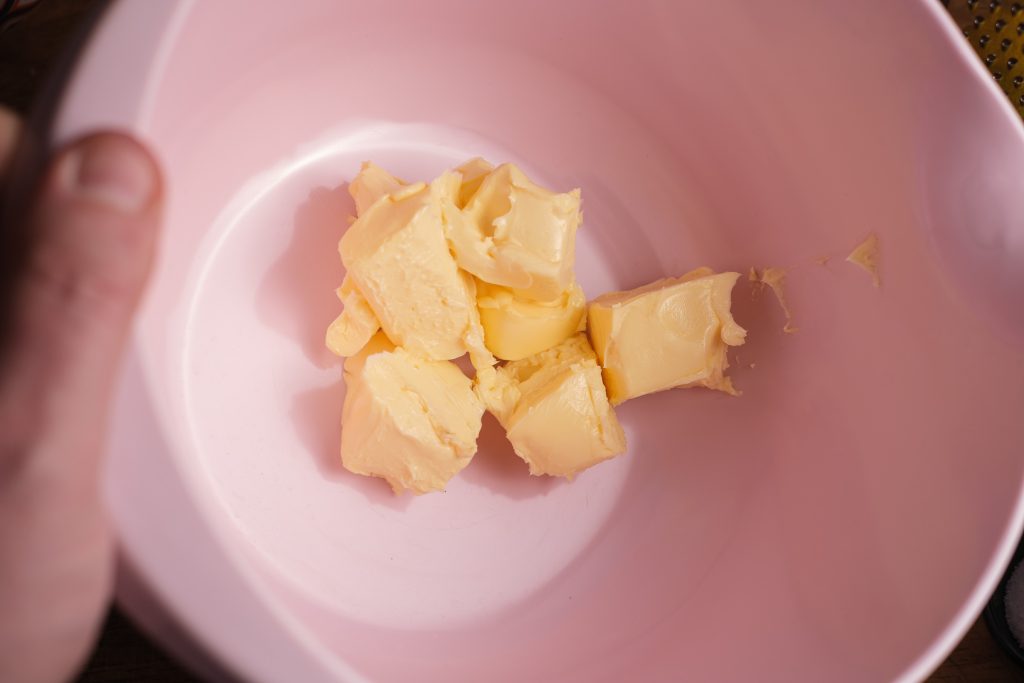 Weiche Butter in der Backschüssel