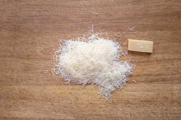 Parmesan fein reiben