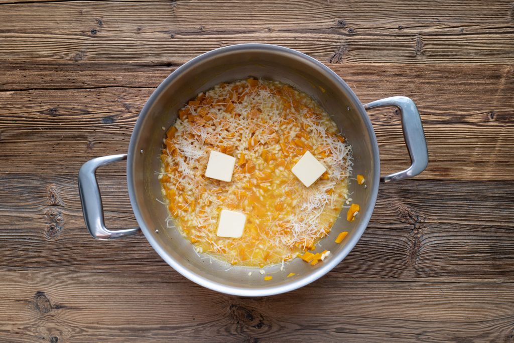 Kürbis Risotto mit Butter und Käse abrühren