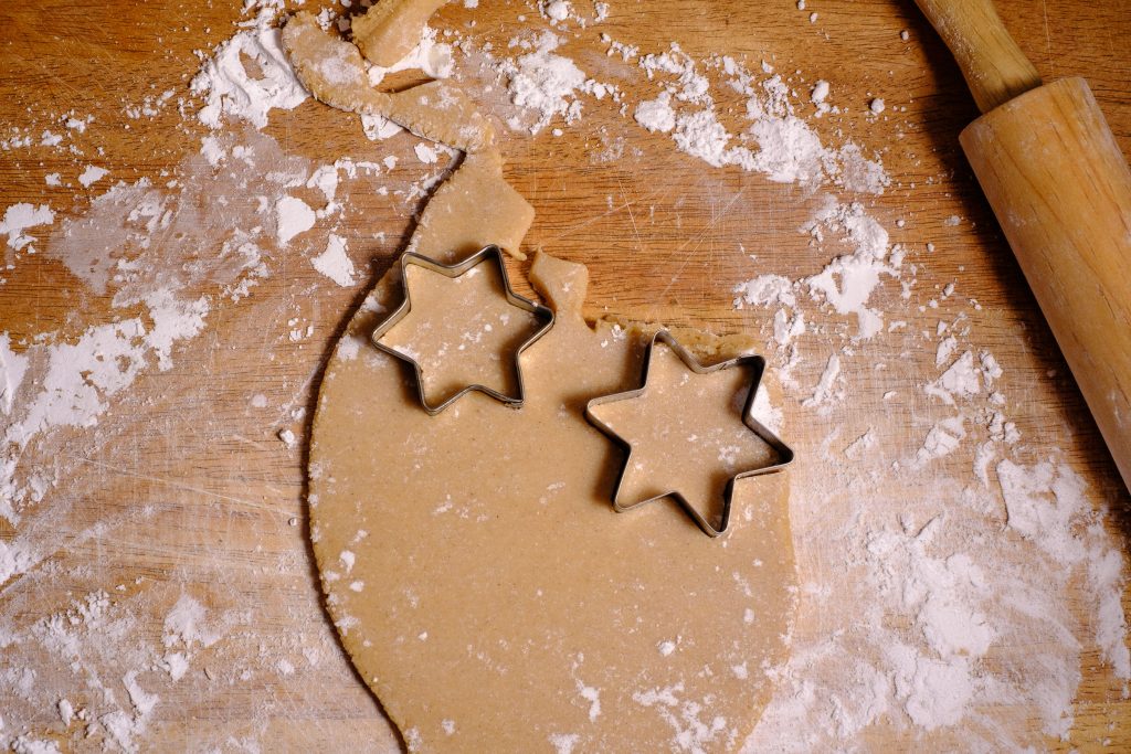 Kekse als Sterne ausstechen