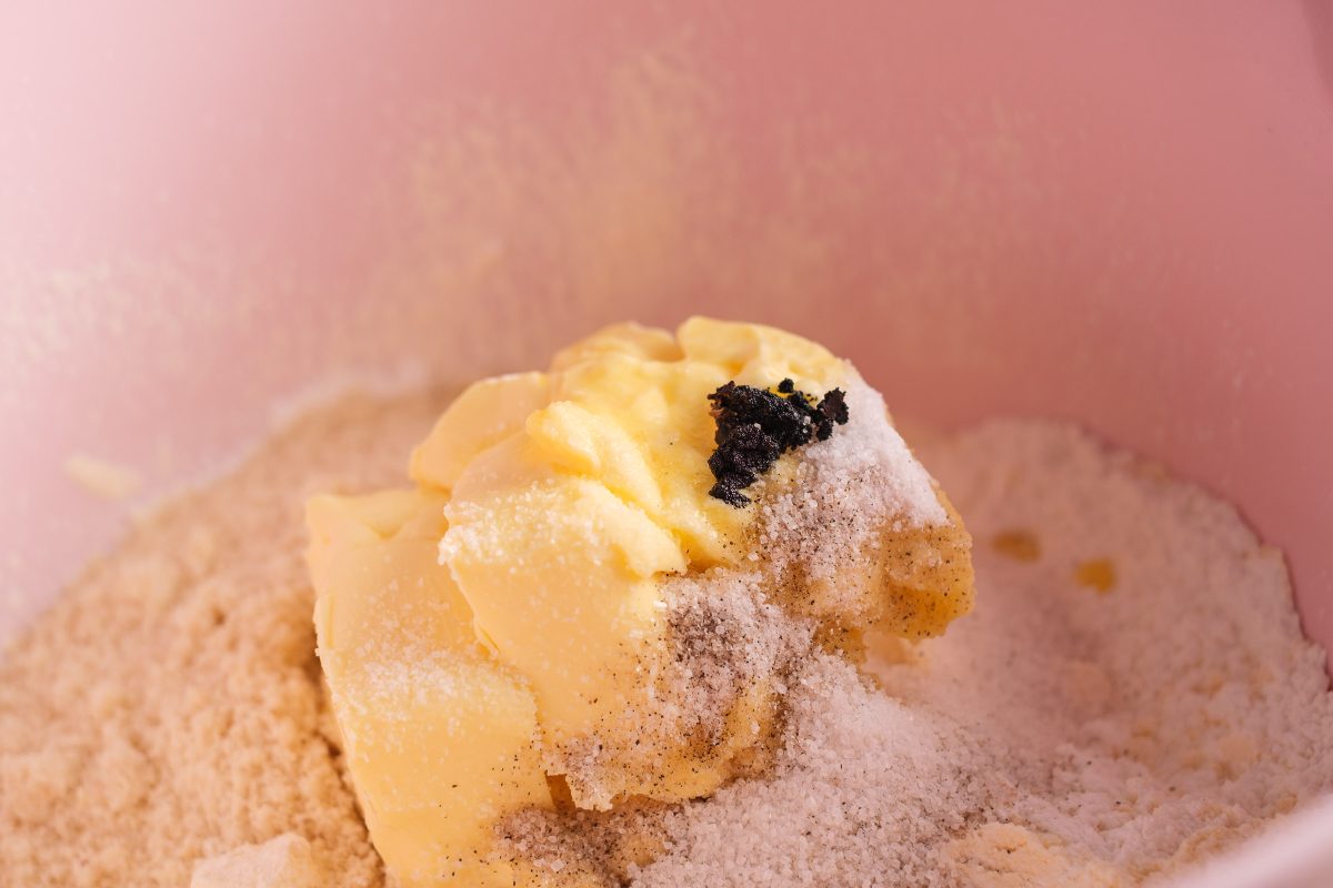 Vanillemark auf Butter Nahaufnahme bei Vanillekipferl Teig zubereiten