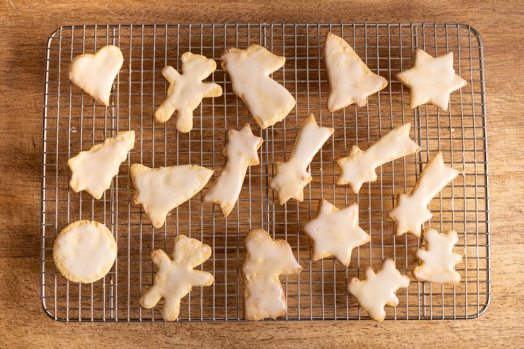 Weihnachtsplätzchen mit Zuckerglasur