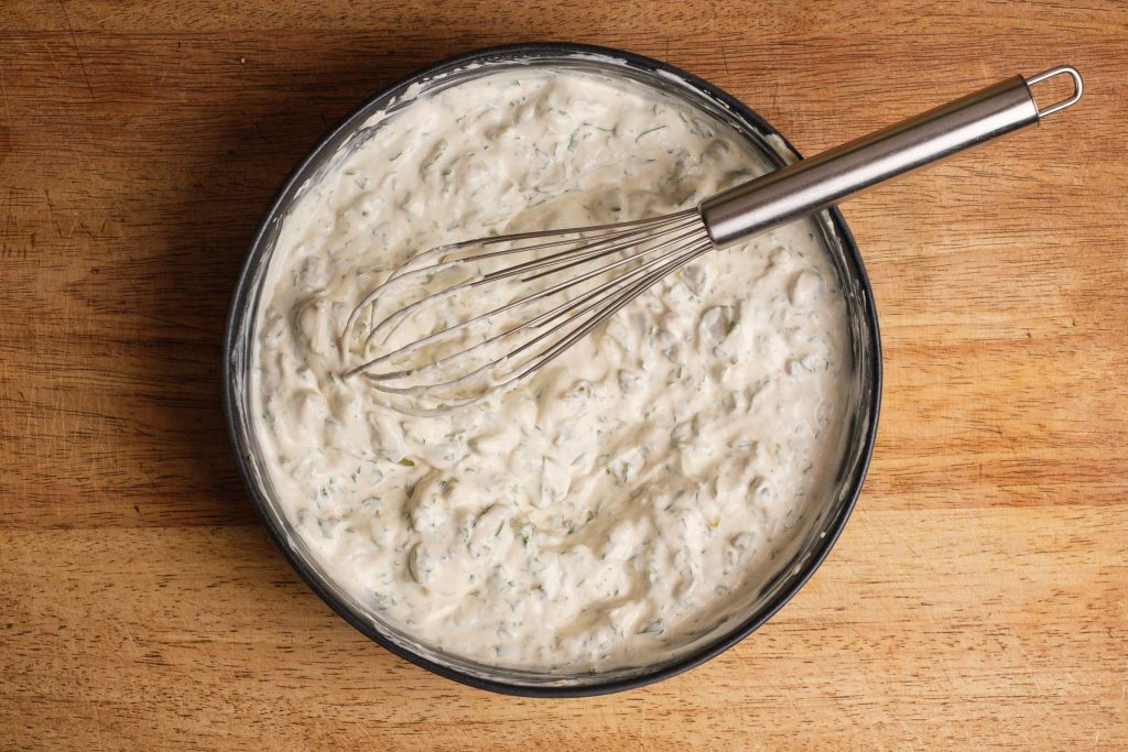 Remoulade in der Schüssel verrührt