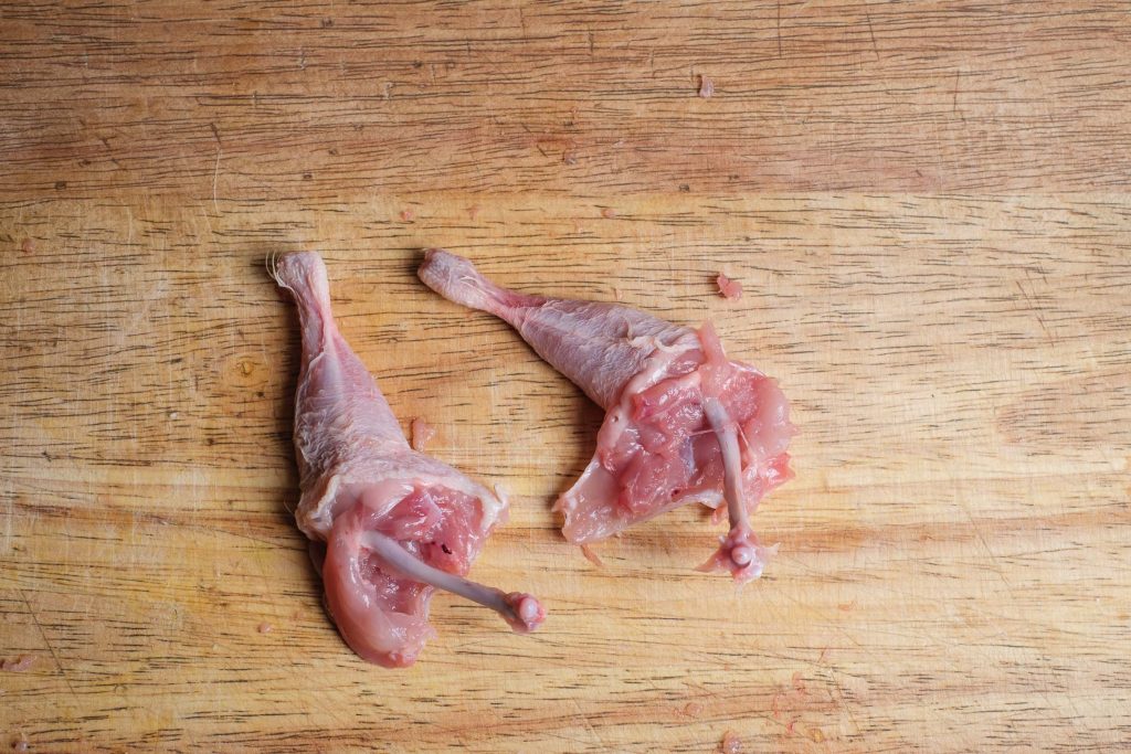 Wachtelkeulen unterer Knochen frei gelegt