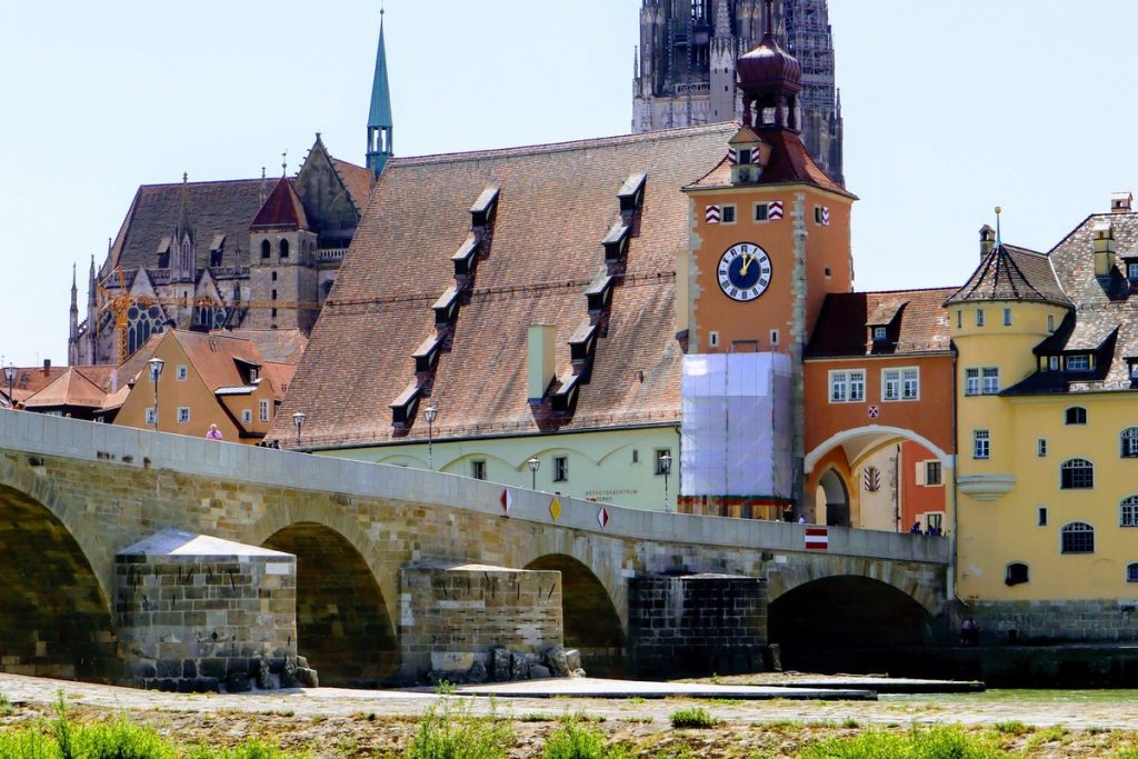 Brücktor und Steinerne Brücke in Regensburg