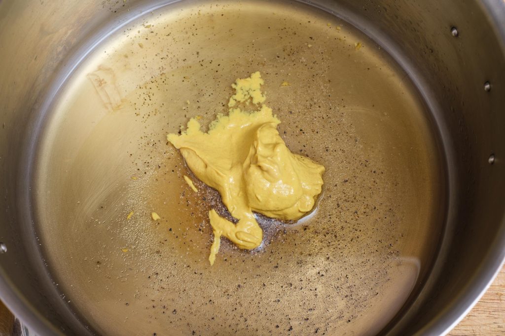 Essig mit Gewürzen und Senf für Wurstsalat Dressing