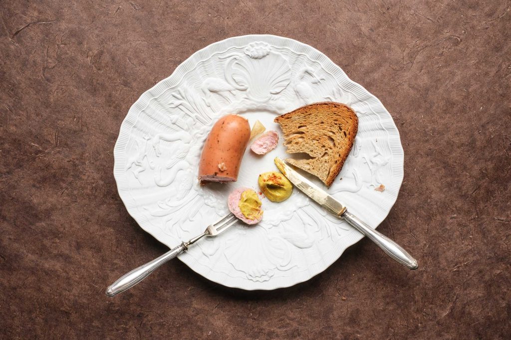 Knacker Wurst mit Senf und Brot essen