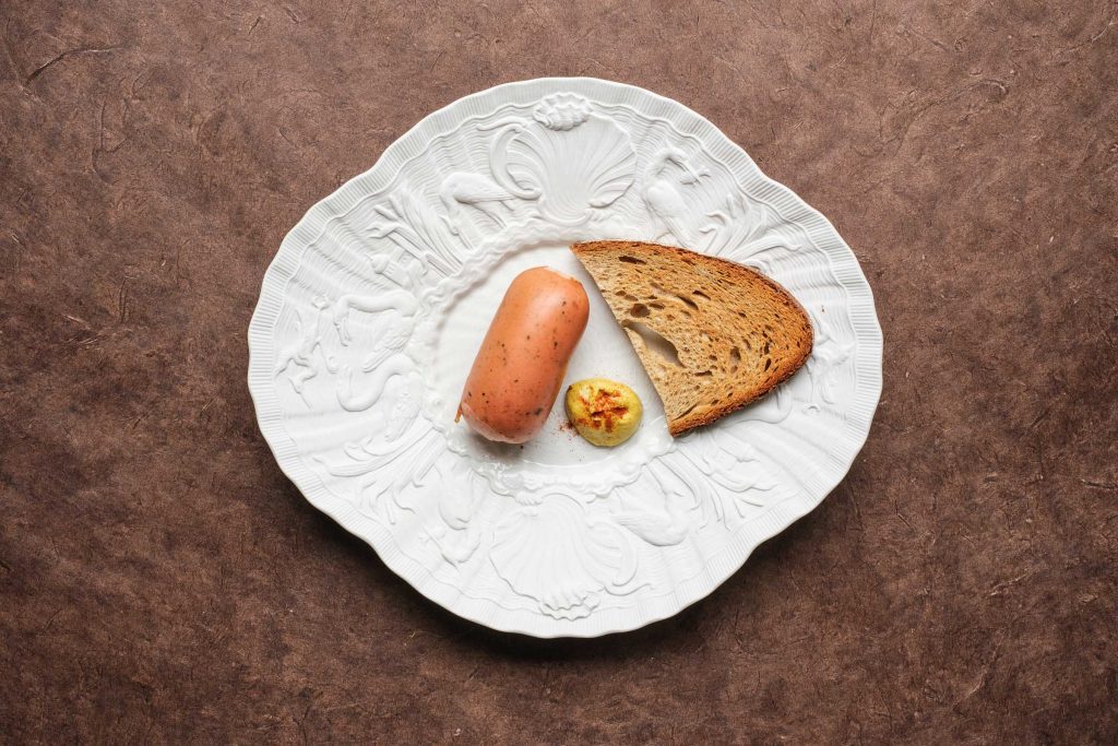 Heißes Knacker Würstel mit Senf und Brot essen
