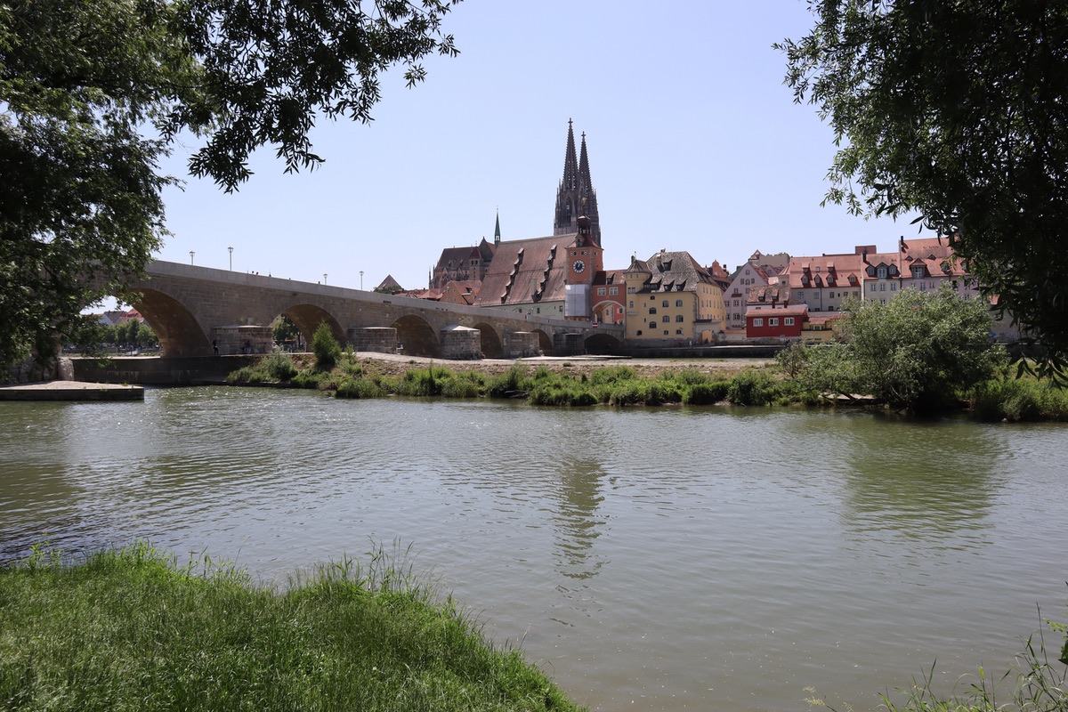 Regensburg Donau Blick auf Steinerne Brücke, Brücktor und Dom