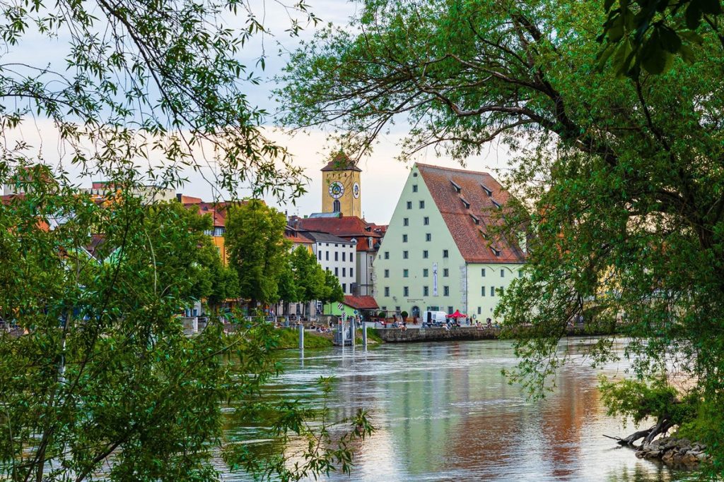 Donaublick Regensburg: Salzstadl und Uhrturm vom alten Rathaus