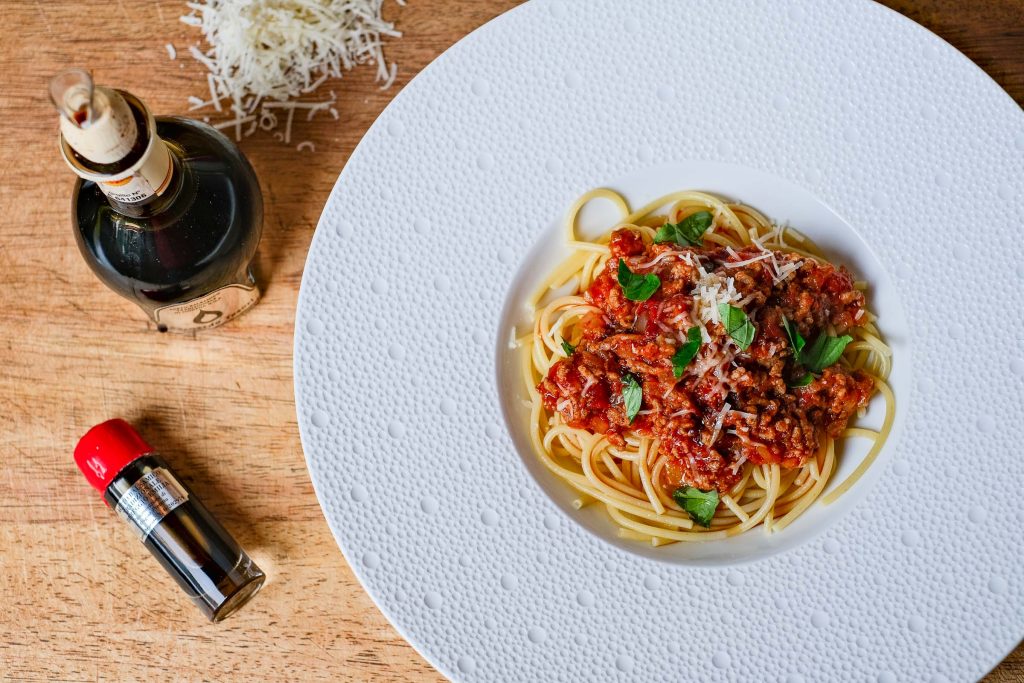 Spaghetti mit Hackfleischsoße, verfeinert mit Balsamico Essig.