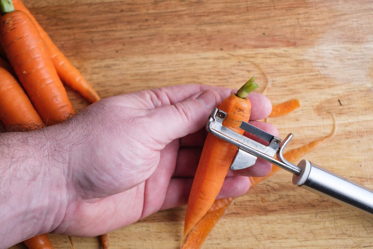Karotten bzw. Möhren mit Grün schälen