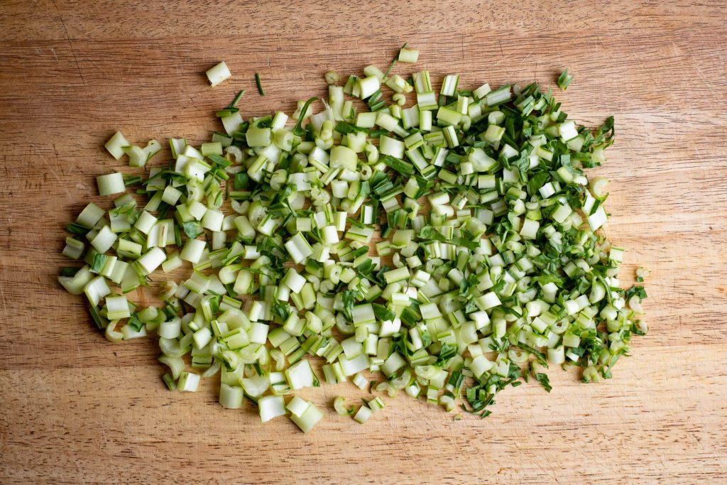 Puntarelle Gemüse geschnitten auf dem Schneidebrett