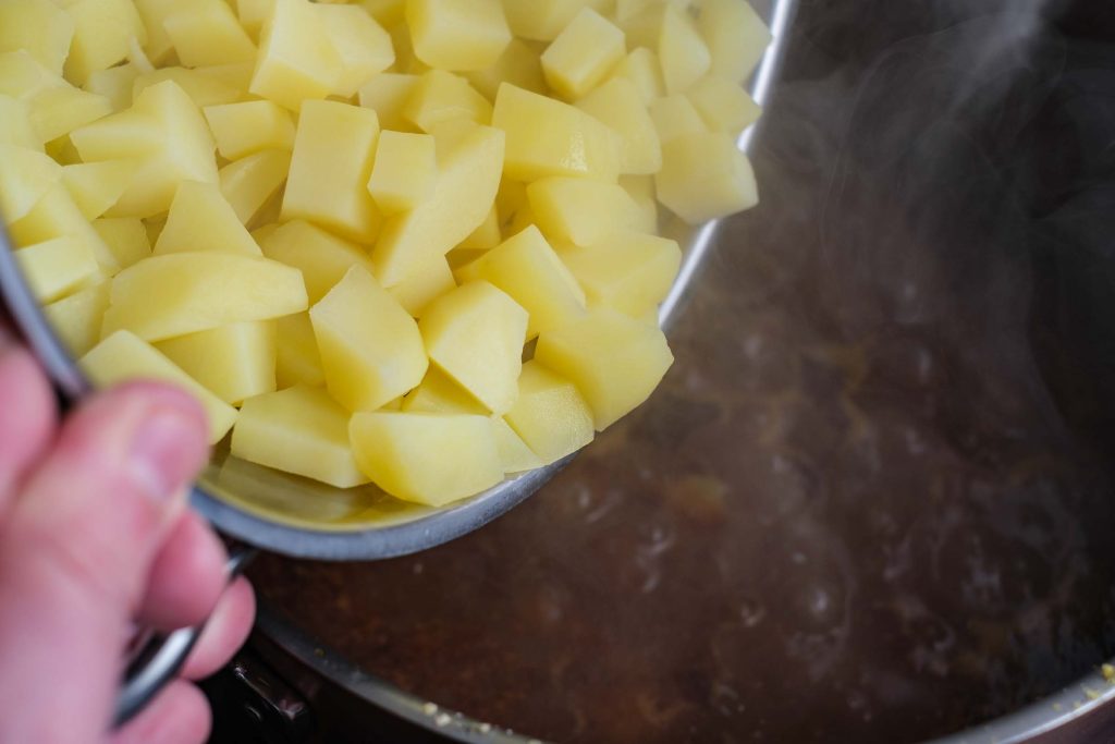 Kartoffeln zur Gulaschsuppe geben