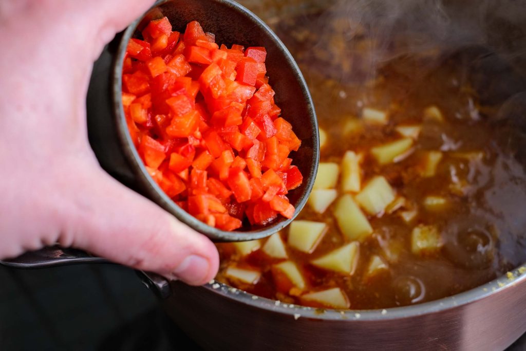 Paprika zur Gulaschsuppe geben